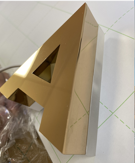 中高檔的餐飲店招抉擇什么樣的材料做發(fā)光字成果比較好？