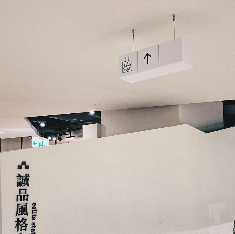 這個商場標識牌大家都能多看兩眼5