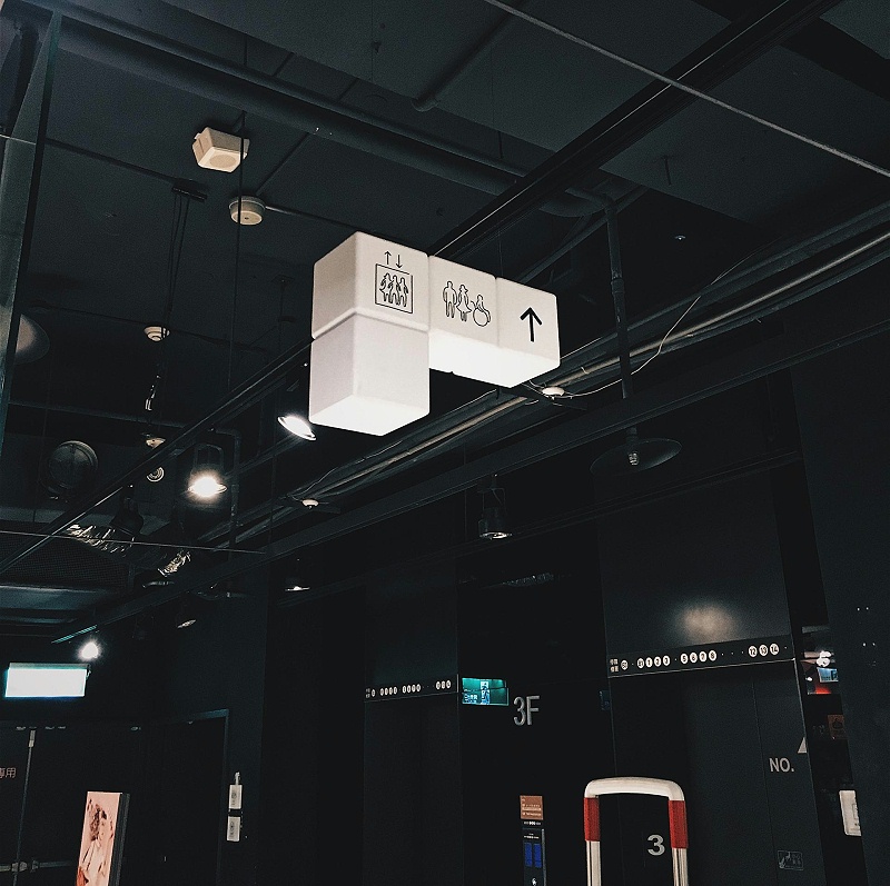 這一個商場標識牌大家都可以多看兩眼10